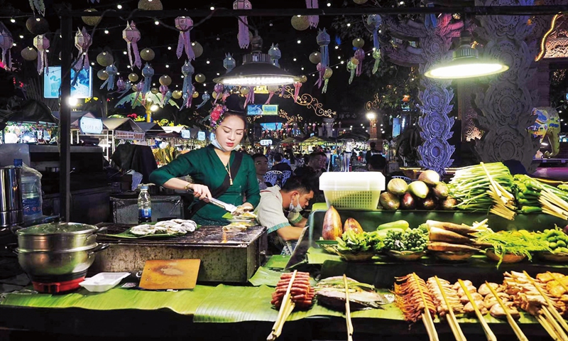 The Starlight Night Market in Jinghong Photo: VCG