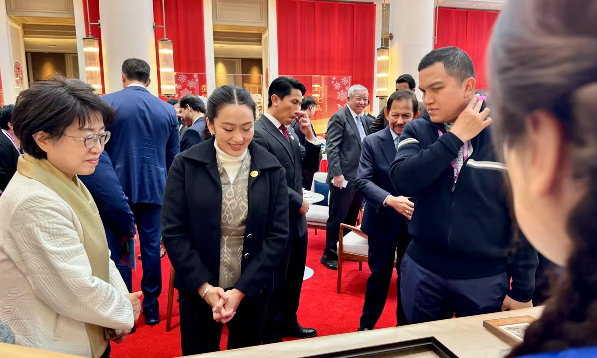 Thai Prime Minister Paetongtarn Shinawatra appreciates brick bark paintings. Photo: Courtesy of Tao Dandan