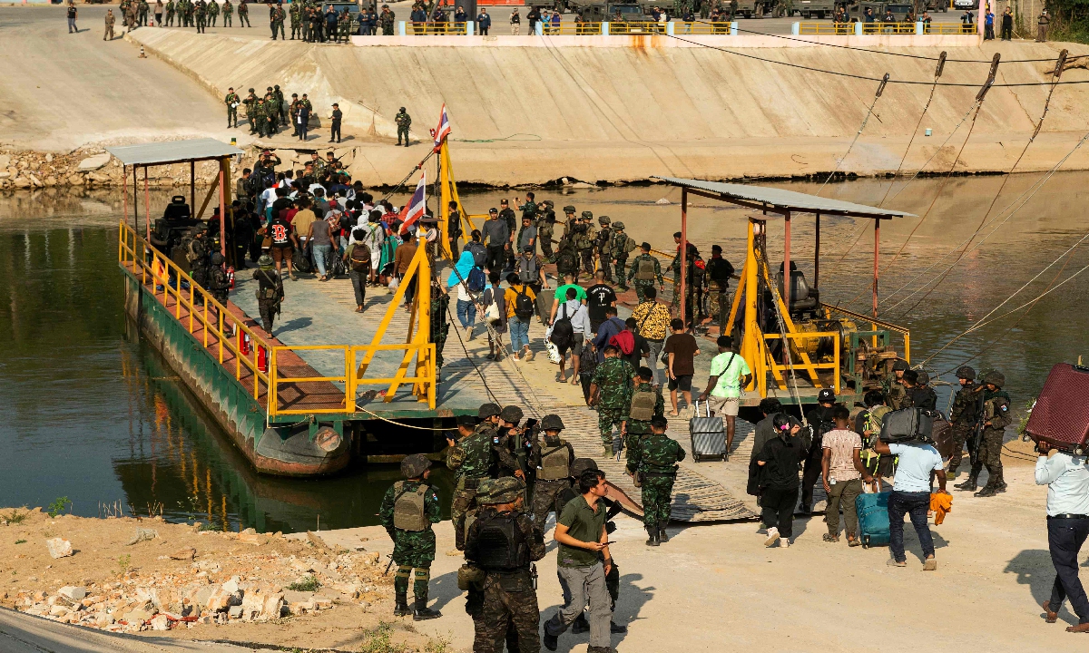 Alleged victims of scam centers board a boat to cross the river on the Myanmar-Thai border as they are repatriated from Myawaddy in Myanmar's Kayin State to Thailand on February 12, 2025. More than 250 people rescued from scam centers in Myanmar were handed over to Thailand on February 12 following a series of crackdowns on the illegal operations. Photo: VCG