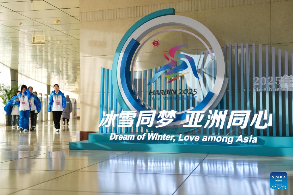 Volunteers pass an installation for the 2025 Asian Winter Games at the main press center in the Main Media Center (MMC) in Harbin, northeast China's Heilongjiang Province, Feb. 5, 2025. (Photo: Xinhua)