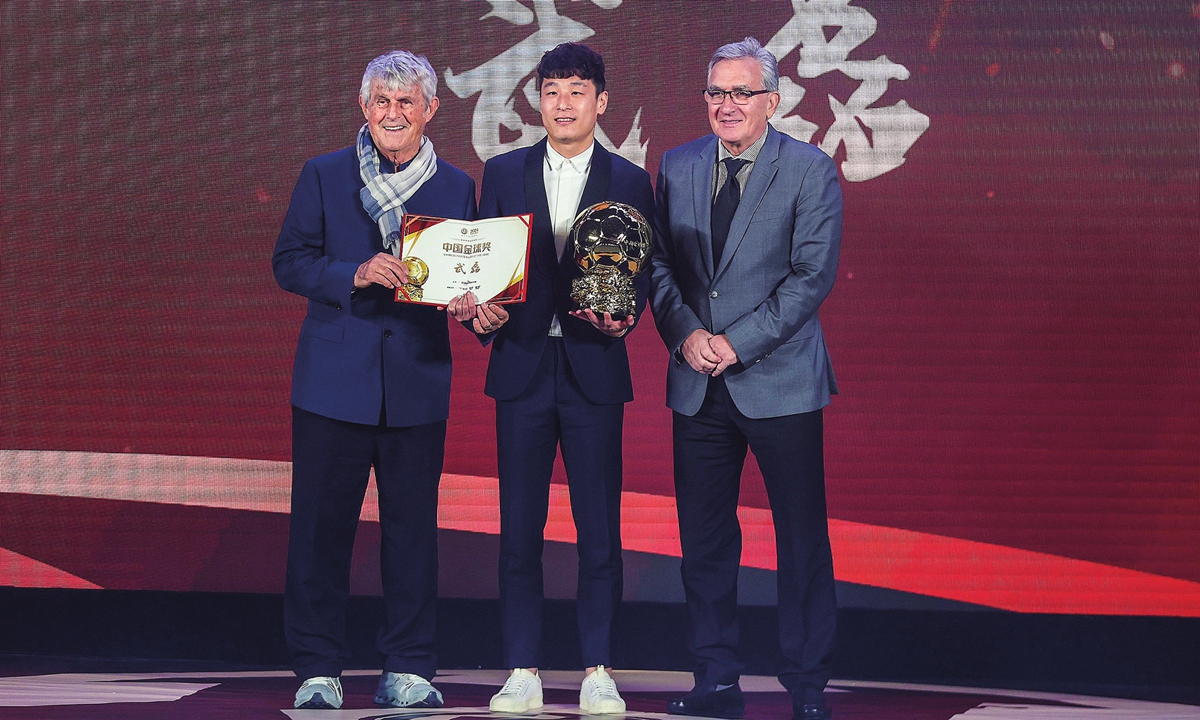Wu Lei (center) receives his Chinese Footballer of the Year award on Thursday in Hangzhou, East China's Zhejiang Province from Branko Ivankovic (right), current head coach of Chinese national football team and Serbian coach Bora Milutinovic (left), who led China to their only FIFA World Cup appearance in 2002. Photo: VCG