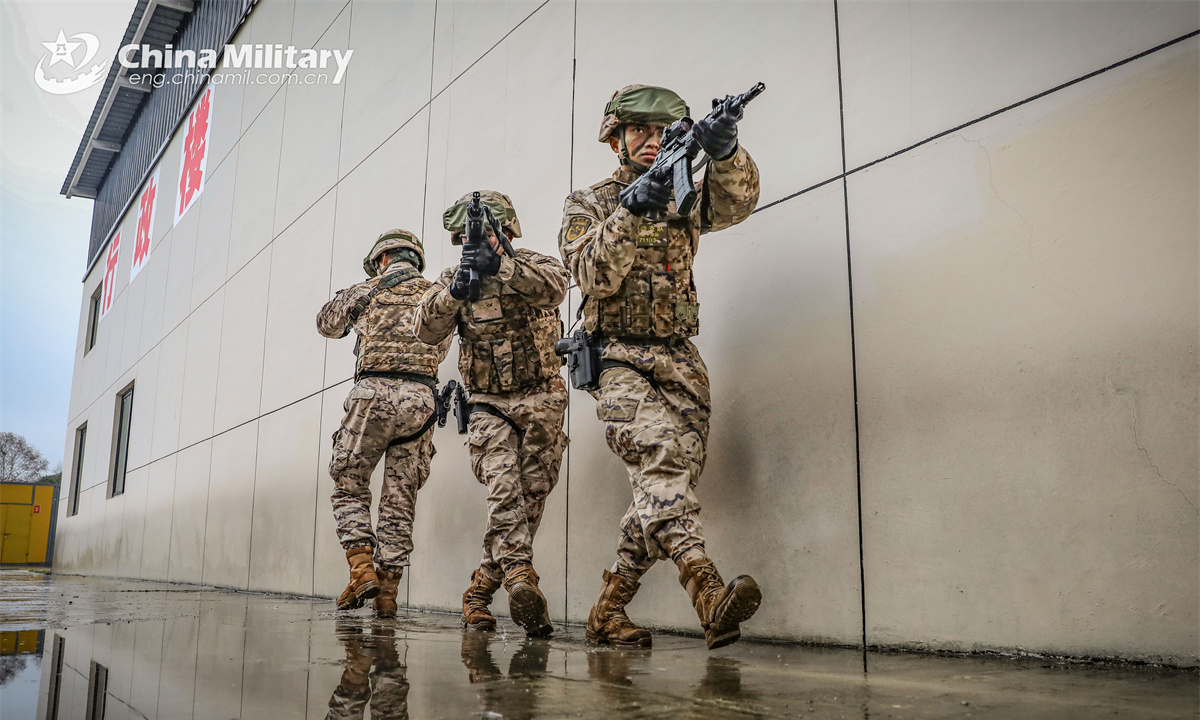 Special operations soldiers assigned to a detachment under the Chinese People's Armed Police (PAP) Force Guizhou Corps search and advance while covering each other during a recent comprehensive counter-terrorism exercise simulating a train hijacking scenario.(eng.chinamil.com.cn/Photo by Chen Dijie)