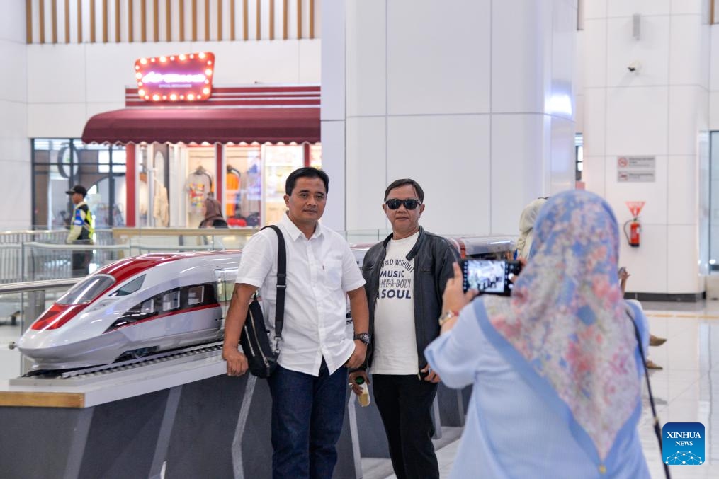 Passengers pose for photos with a model of a high-speed Electric Multiple Unit (EMU) train of the Jakarta-Bandung High-Speed Railway in the waiting hall of Halim Station in Jakarta, Indonesia, Feb. 17, 2025. The Jakarta-Bandung High-Speed Railway (Whoosh) has transported 8.01 million passengers as of Monday since its commercial launch on Oct. 17, 2023, according to PT Kereta Cepat Indonesia China (KCIC) on Tuesday. (Photo: Xinhua)