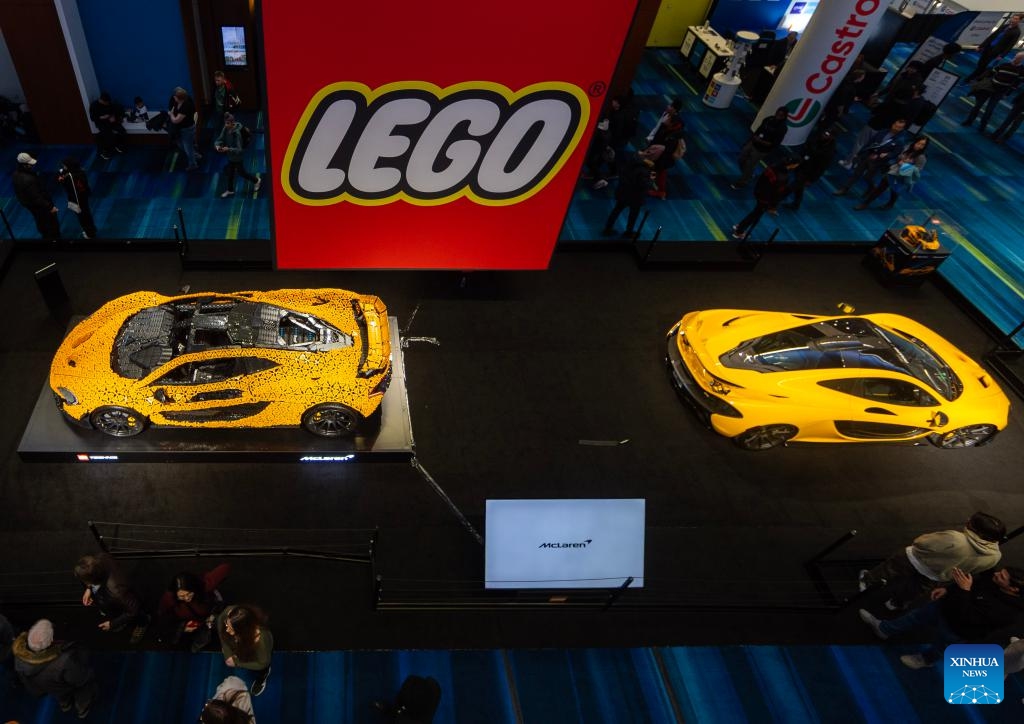 People view a life-size LEGO Technic McLaren P1 supercar (L) at the 2025 Canadian International AutoShow in Toronto, Canada, Feb. 18, 2025. Consisting of 342,817 LEGO Technic elements, a life-size model of McLaren P1 supercar is on display at the annual 10-day show starting from Feb. 14. (Photo: Xinhua)