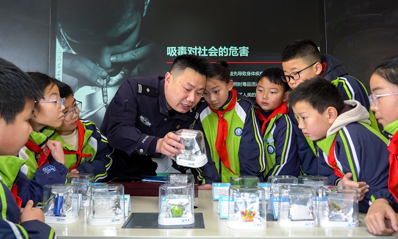 A police officer from the anti-drug brigade of the public security bureau in Daishan, Zhoushan city, East China's Zhejiang Province, gives an anti-drug class to students at a primary school under their jurisdiction on Feburary 19, 2025. Photo: VCG
