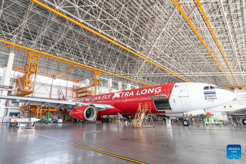 Staff members work on an inbound airplane at a one-stop aircraft maintenance base of Hainan Free Trade Port in Haikou, south China's Hainan Province, Feb. 17, 2025. Since the one-stop aircraft maintenance base of Hainan Free Trade Port was put into use in 2022, a total of 83 aircraft and 17 engines have been maintained and repaired in the bonded zone, with a total value of 45.05 billion yuan (about 6.2 billion U.S. dollars). (Photo: Xinhua)