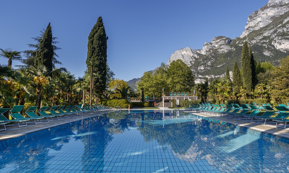 The swimming pool set in the centuries-old park of the resort is one of the places of greatest relaxation and well-being. 
Photos: Courtesy of the Du Lac et Du Parc Grand Resort