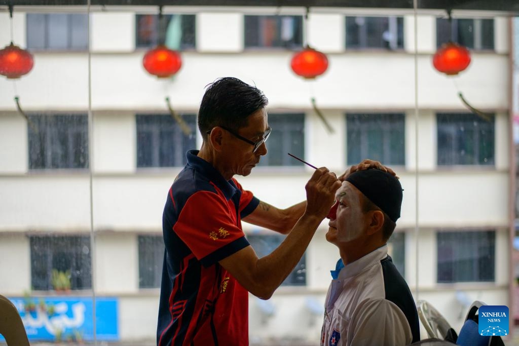 A member of a Yingge team is put on makeup for performance in Johor, Malaysia, Feb. 18, 2025. Yingge teams from China and Malaysia staged Yingge dances during a parade here on Tuesday, attracting lots of audience on the spot. (Photo: Xinhua)