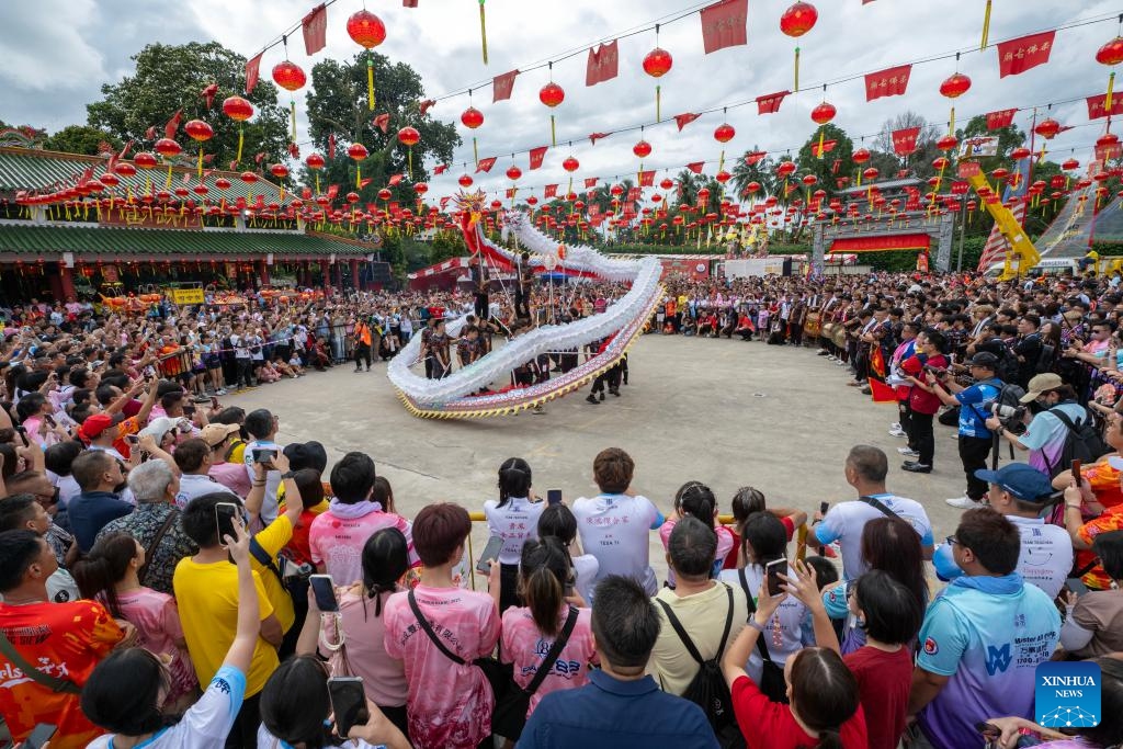 People watch a dragon dance in Johor, Malaysia, Feb. 18, 2025. The annual event was held here on Tuesday, with various activities such as dragon dance, lion dance, dance performances and float parade. (Photo: Xinhua)