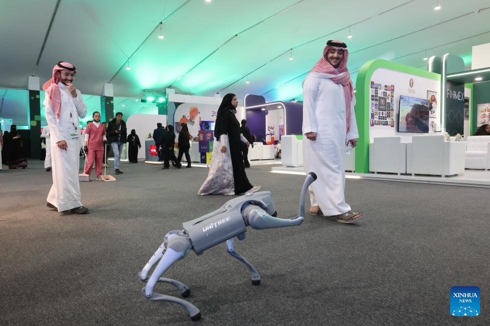 People watch the performance of a robot dog launched by the Chinese company, Unitree Robotics, at the Future of Media Exhibition in Riyadh, Saudi Arabia, on Feb. 20, 2025. A lively crowd frequently erupted into cheers and laughter, as a Chinese robot dog captivated onlookers with its dance moves at the Future of Media Exhibition, which was held alongside the Saudi Media Forum in Riyadh from Wednesday to Friday. (Photo: Xinhua)