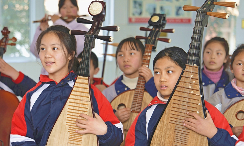 Primary school students in Nantong, East China's Jiangsu Province, learn to play Chinese traditional musical instruments, on February 20, 2025. Photo: VCG