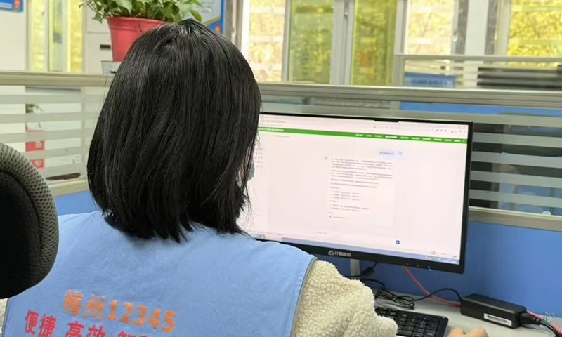 A telephone operator in Meizhou, South China's Guangdong Province, uses an intelligent text robot to respond to public inquiries. Photo: Screenshot from media reports