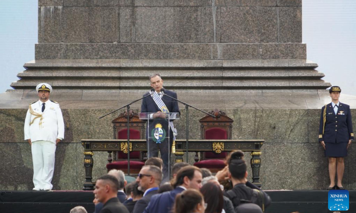 Uruguay's new President Yamandu Orsi (C, back) delivers a speech at the Independence Square in Montevideo, Uruguay, March 1, 2025. Yamandu Orsi was sworn in Saturday as Uruguayan president for a five-year term. (Xinhua/Zhang Duo)