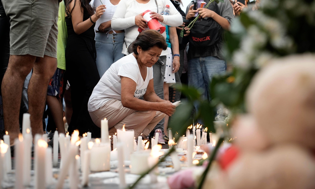 People attend a vigil on February 23, 2025, for those who died after part of the roof of Trujillo's Real Plaza shopping mall collapsed in Trujillo, Peru, on February 21. The collapse killed six people and left at least 78 others injured, the country's defense minister said, AP reported. Photo: VCG