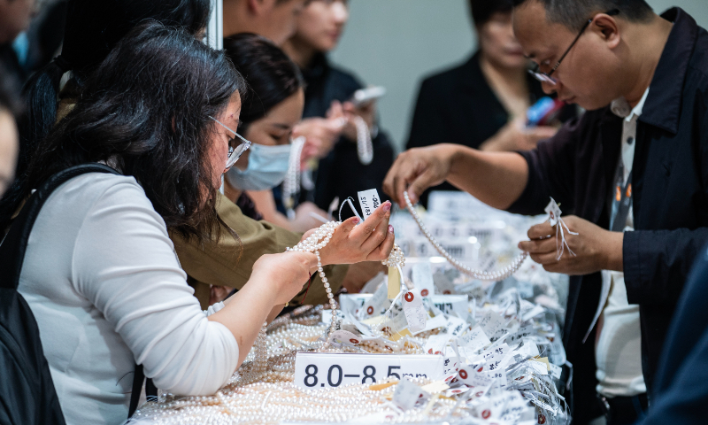 Buyers choose jewelry in the pearl product exhibition hall at the 11th Hong Kong International Diamond, Gem and Pearl Show in China's Hong Kong Special Administrative Region on March 2, 2025. The show runs from March 2 to 6, showcasing a wide range of jewelry raw materials and products provided by exhibitors from all over the world. Photo: VCG