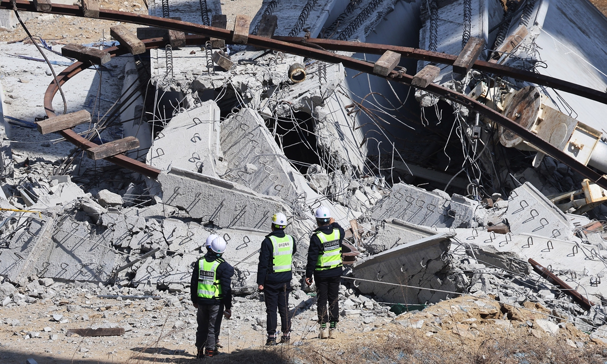 Personnel from South Korea's National Security Administration conduct an investigation on February 26, 2025 after elevated parts of a highway under construction collapsed the previous day in Anseong, some 65 kilometers south of Seoul,  killing four workers, including two Chinese nationals, and injuring six others, officials said.  Photo: VCG