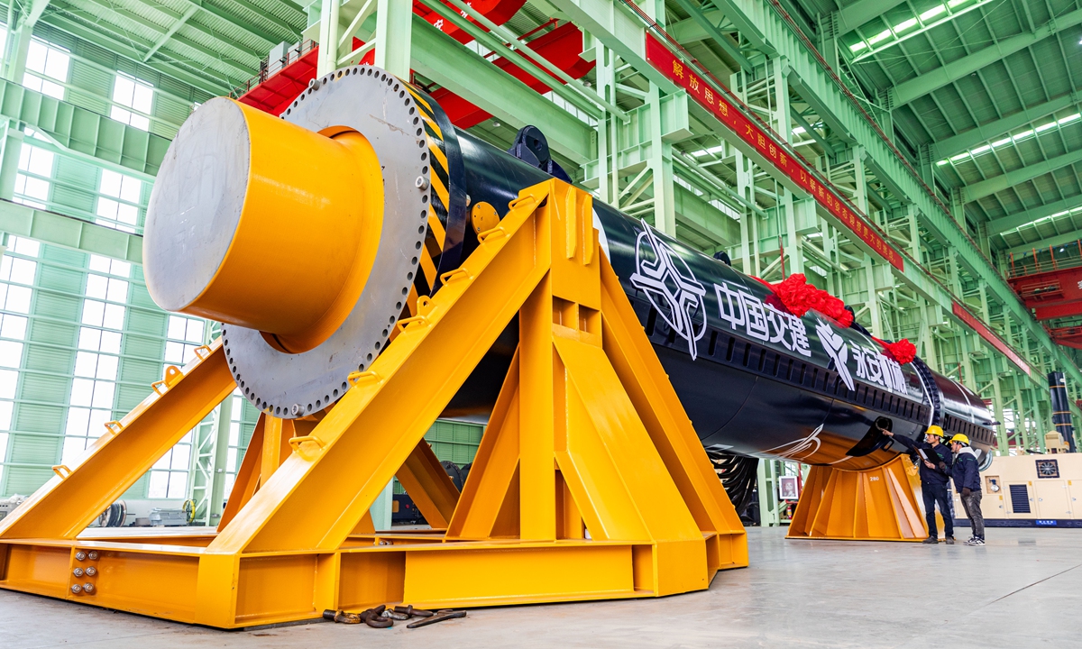 Technicians inspect the world's largest single-acting hydraulic pile hammer on February 25, 2025. The hammer rolled off the production line the previous day in Wenzhou, East China's Zhejiang Province. According to the China Machinery Industry Federation, in 2024, China's machinery industry achieved a total import and export value of $1.17 trillion, up 7.5 percent year-on-year, marking the fourth consecutive year that it exceeded $1 trillion. Photo: VCG