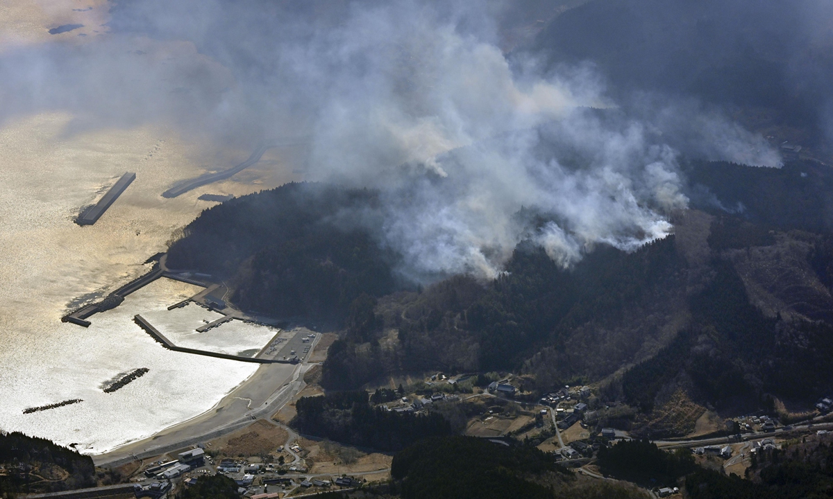 A forest fire consumes a hillside on February 27, 2025, in Ofunato City, Iwate, Japan. One person has died, and more than 80 homes appear to have burned down, local authorities said on February 27, as the region faced its third fire in about a week, Kyodo News reported. Photo: VCG