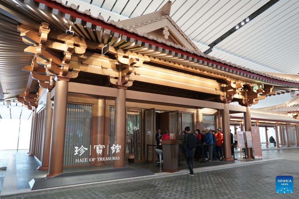 Tourists line up to visit a relics museum inside the Xi'an Xianyang International Airport in Xi'an, northwest China's Shaanxi Province, Feb. 26, 2025. A museum for cultural relics unearthed at different phases during the construction of Xi'an Xianyang International Airport, the largest one of its kind in northwest China, opened to the public at the airport on Wednesday. (Photo: Xinhua)