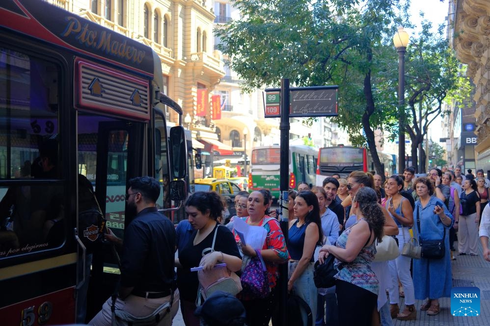 People wait for a bus during a massive power outage in Buenos Aires, Argentina, on March 5, 2025. Power outages occurred across the Buenos Aires metropolitan area, affecting over 622,000 users, approximately 2 million people, local media reported. Government buildings, including the presidential palace and the Ministry of Economy, were left without electricity. Several suburban train lines and metro services were suspended or limited. (Photo: Xinhua)