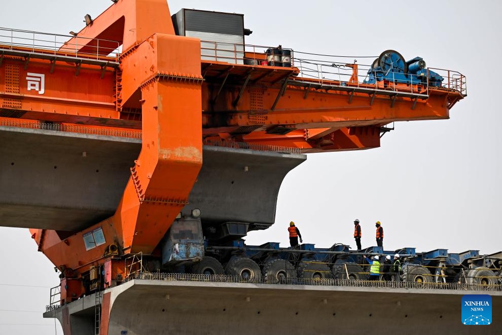 Bridge builders work at the construction site of the Heyuancun Grand Bridge of Baotou-Yinchuan High-speed Railway in north China's Inner Mongolia Autonomous Region, March 6, 2025. The Heyuancun Grand Bridge was successfully closed on Thursday, marking the completion of the bridges and tunnels within the Inner Mongolia section of Baotou-Yinchuan High-speed Railway, which links Baotou in Inner Mongolia and Yinchuan in northwest China's Ningxia Hui Autonomous Region. (Photo: Xinhua)
