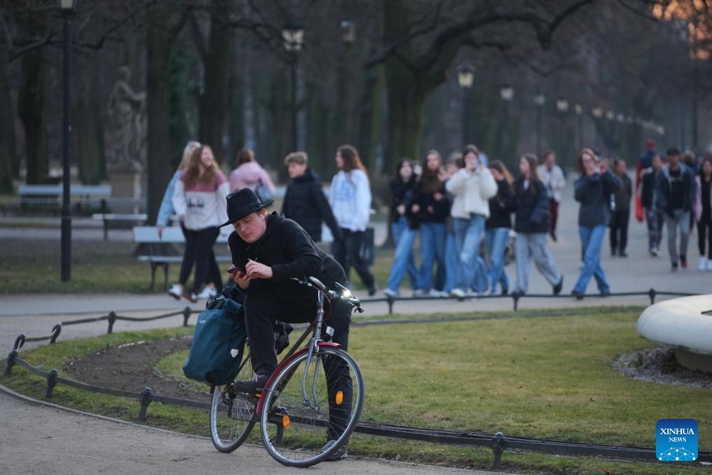 People spend time outside on a warm day in Warsaw, Poland, on March 6, 2025. According to the Polish Institute of Meteorology and Water Management, the highest temperature in Poland on Thursday reached 22.5 degrees Celsius, marking the highest for this date in at least 31 years. (Photo: Xinhua)