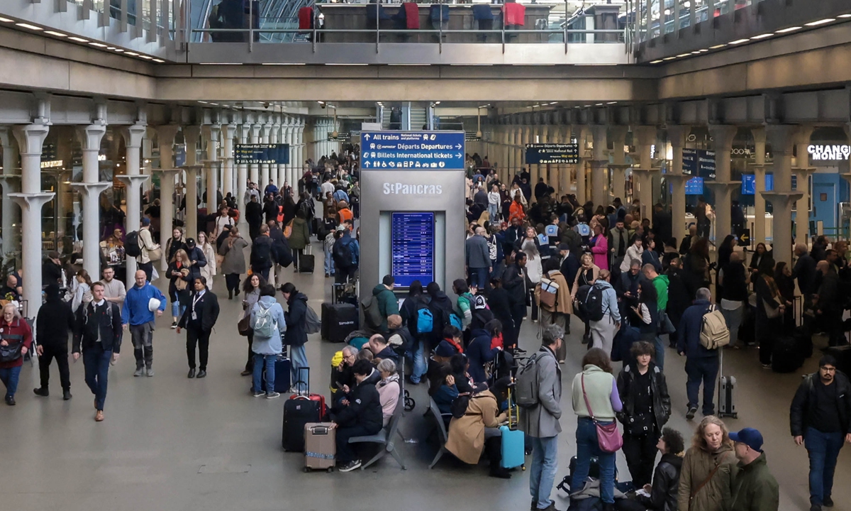 Passengers wait at a railway station in London, UK on March 7, 2025, after Eurostar services to Paris, France were cancelled for the whole day. An unexploded World War II bomb was found earlier, near the Gare du Nord station in Paris. Photo: VCG