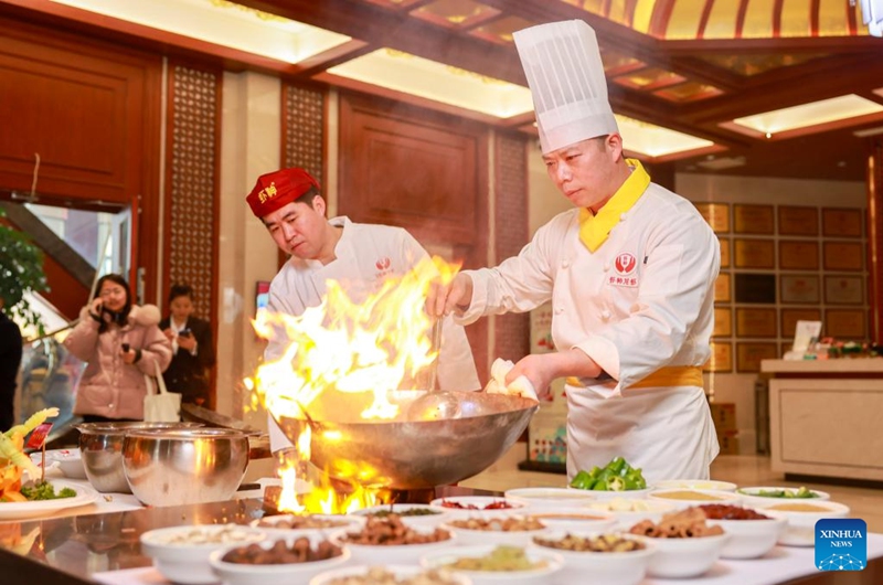 A chef cooks crayfish at a restaurant in Xuyi County, east China's Jiangsu Province, March 8, 2025. As the temperature rises, crayfish are on the market in Xuyi County, a well-known crayfish production hub in China. In recent years, Xuyi has vigorously developed crayfish industry. The ecological breeding area of crayfish in the county has reached one million mu (about 66,667 hectares), and over 210,000 people are involved in the crayfish industry. Crayfish industry has become a boost to the local rural revitalization. Photo: Xinhua