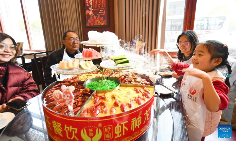 People taste crayfish at a restaurant in Xuyi County, east China's Jiangsu Province, March 8, 2025. As the temperature rises, crayfish are on the market in Xuyi County, a well-known crayfish production hub in China. In recent years, Xuyi has vigorously developed crayfish industry. The ecological breeding area of crayfish in the county has reached one million mu (about 66,667 hectares), and over 210,000 people are involved in the crayfish industry. Crayfish industry has become a boost to the local rural revitalization. Photo: Xinhua