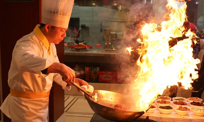 A chef cooks crayfish at a restaurant in Xuyi County, east China's Jiangsu Province, March 8, 2025. As the temperature rises, crayfish are on the market in Xuyi County, a well-known crayfish production hub in China. In recent years, Xuyi has vigorously developed crayfish industry. The ecological breeding area of crayfish in the county has reached one million mu (about 66,667 hectares), and over 210,000 people are involved in the crayfish industry. Crayfish industry has become a boost to the local rural revitalization. Photo: Xinhua