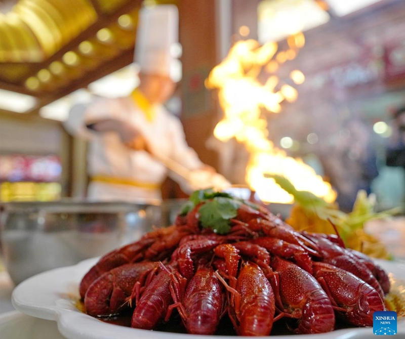 A chef cooks crayfish at a restaurant in Xuyi County, east China's Jiangsu Province, March 8, 2025. As the temperature rises, crayfish are on the market in Xuyi County, a well-known crayfish production hub in China. In recent years, Xuyi has vigorously developed crayfish industry. The ecological breeding area of crayfish in the county has reached one million mu (about 66,667 hectares), and over 210,000 people are involved in the crayfish industry. Crayfish industry has become a boost to the local rural revitalization. Photo: Xinhua