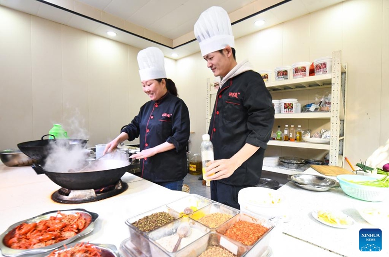 Trainees learn to cook crayfish at a training school in Xuyi County, east China's Jiangsu Province, March 8, 2025. As the temperature rises, crayfish are on the market in Xuyi County, a well-known crayfish production hub in China. In recent years, Xuyi has vigorously developed crayfish industry. The ecological breeding area of crayfish in the county has reached one million mu (about 66,667 hectares), and over 210,000 people are involved in the crayfish industry. Crayfish industry has become a boost to the local rural revitalization. Photo: Xinhua