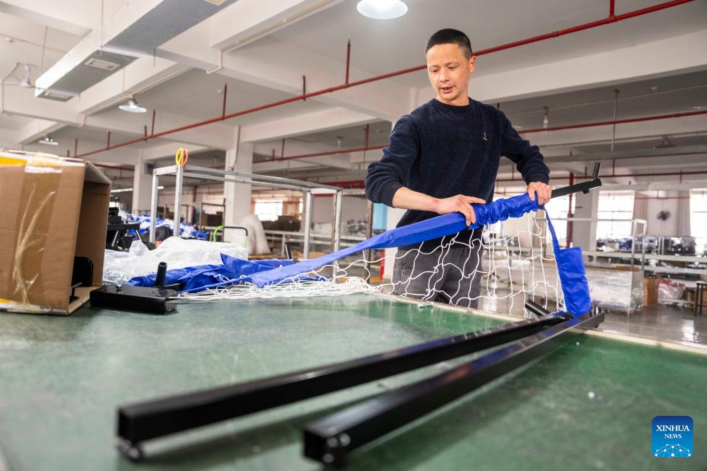 A worker assembles a sports net at Hunan Xinghai Sports Co., Ltd. (Xinghai Sports) in Yuanjiang City, central China's Hunan Province, March 12, 2025. (Photo: Xinhua)