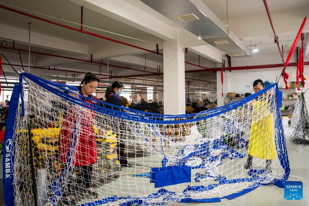 Workers check the sports nets at Hunan Xinghai Sports Co., Ltd. (Xinghai Sports) in Yuanjiang City, central China's Hunan Province, March 12, 2025. (Photo: Xinhua)