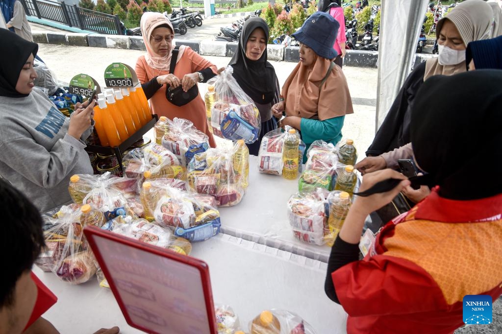 People buy packed food offered by Cheap Food Market Program at Setu village in South Tangerang, Banten Province, Indonesia, March 12, 2025. Cheap Food Market Program offers residents basic food with prices that are much cheaper than the market price. The Indonesian authorities are pushing to strengthen food stocks and maintain price stability during the holy month of Ramadan. (Photo: Xinhua)