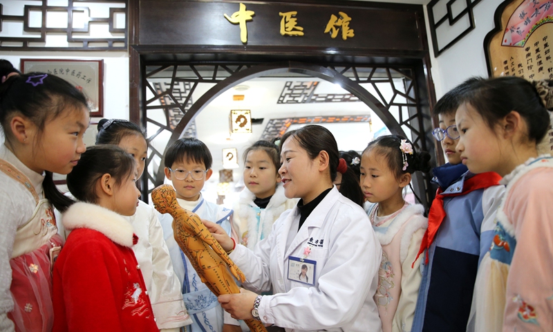 A doctor explains traditional Chinese medicine (TCM) knowledge to primary school students at the TCM hall of the Lianyungang Municipal Oriental Hospital in East China's Jiangsu Province on March 17, 2025, Chinese Medicine Day. Photo: VCG