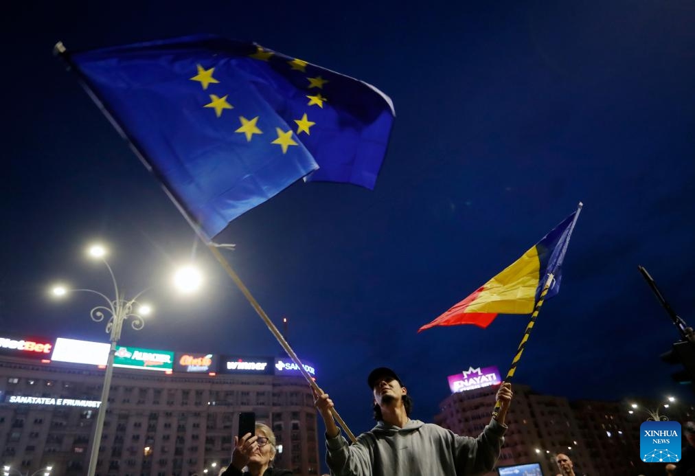 A man waves the Romanian national flag and the European Union flag during a pro-European rally in Bucharest, Romania, March 15, 2025. (Photo: Xinhua)