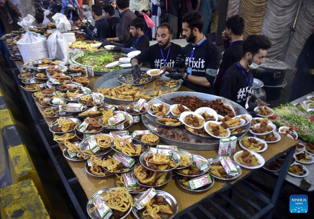 Volunteers arrange iftar, the fast breaking meal, during the holy month of Ramadan in northwest Pakistan's Peshawar, on March 17, 2025. (Photo: Xinhua)