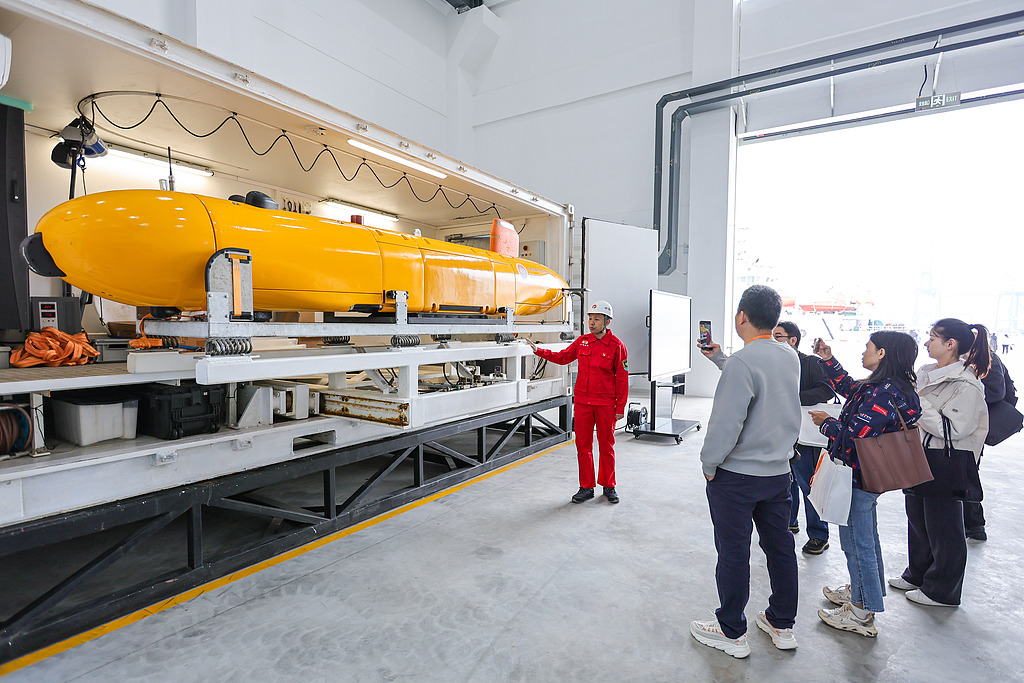Spectators explore a 6,000-meter-level autonomous underwater vehicle exhibited in Haikou, South China's Hainan Province on March 19, 2025. On the same day,  the Ministry of Transport orgnized a comprehensive maritime and aerial rescue drill in the South China Sea, which featured multiple scenarios, such as personnel overboard rescue, rapid medical evacuation via helicopter and deep-sea floor scanning. Photo: VCG