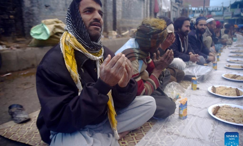 People wait to have their iftar, the fast breaking meal, during the holy month of Ramadan in northwest Pakistan's Peshawar, on March 17, 2025. (Photo: Xinhua)