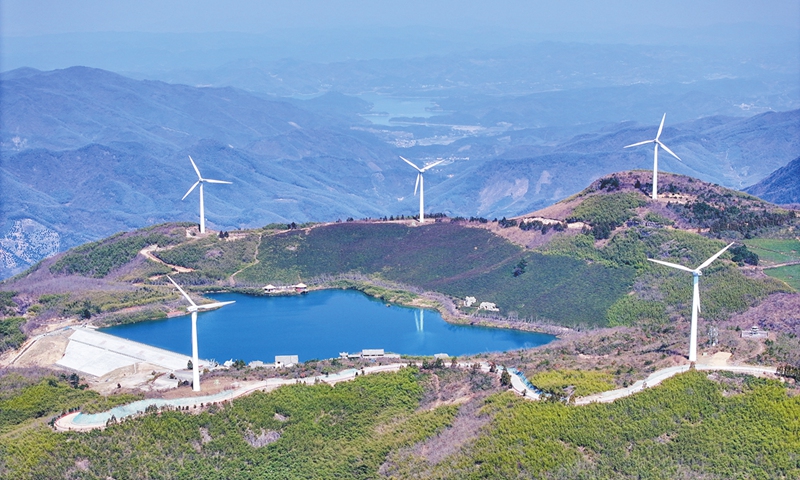 A spring view shows a tea plantation alongside wind turbines in Dongyang, East China's Zhejiang Province on March 19, 2025. As of the end of 2024, the country's installed wind power capacity reached 510 million kilowatts, per official data. 
Photo: VCG