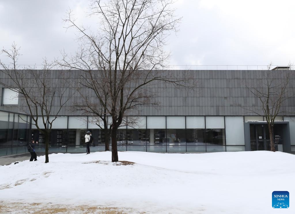 People take photos in the snow in Seoul, South Korea, March 18, 2025. Seoul in South Korea witnessed a spring snowfall on Tuesday. (Photo: Xinhua)