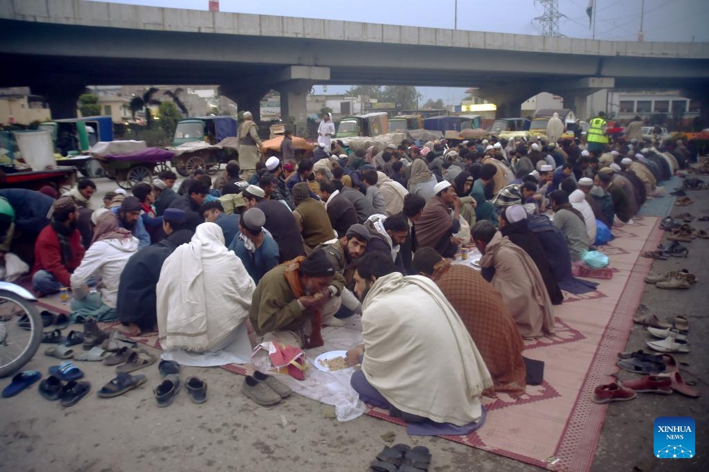 People have their iftar, the fast breaking meal, during the holy month of Ramadan in northwest Pakistan's Peshawar, on March 17, 2025. (Photo: Xinhua)