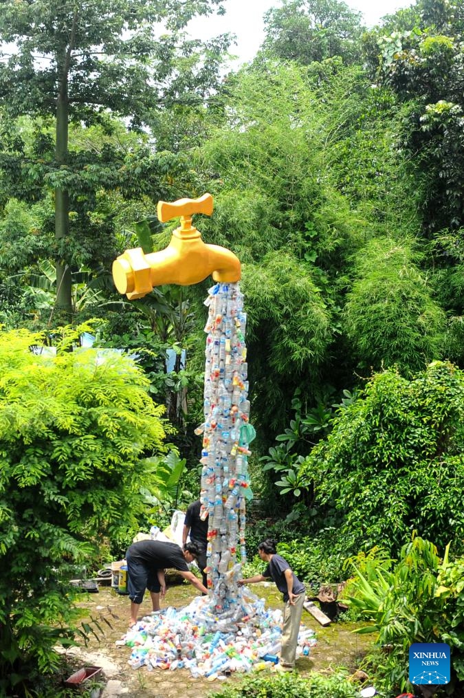 People install plastic garbage to an art installation in Gresik Regency, East Java, Indonesia, March 19, 2025. (Photo: Xinhua)