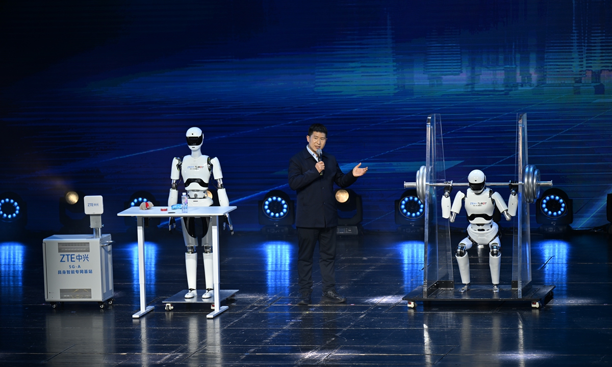 The Sichuan Province Artificial Intelligence Industry Chain Landmark Product Launch Conference is held in Chengdu, Sichuan Province on March 19, 2025. The picture shows a T series humanoid robot lifting a 100 kg dumbbell. Photo: VCG