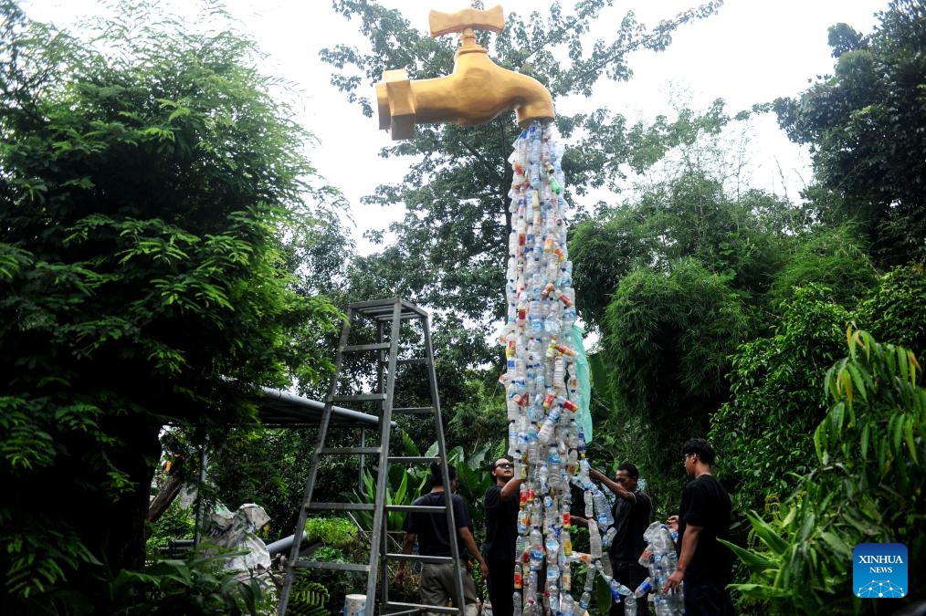 People install plastic garbage to an art installation in Gresik Regency, East Java, Indonesia, March 19, 2025. (Photo: Xinhua)