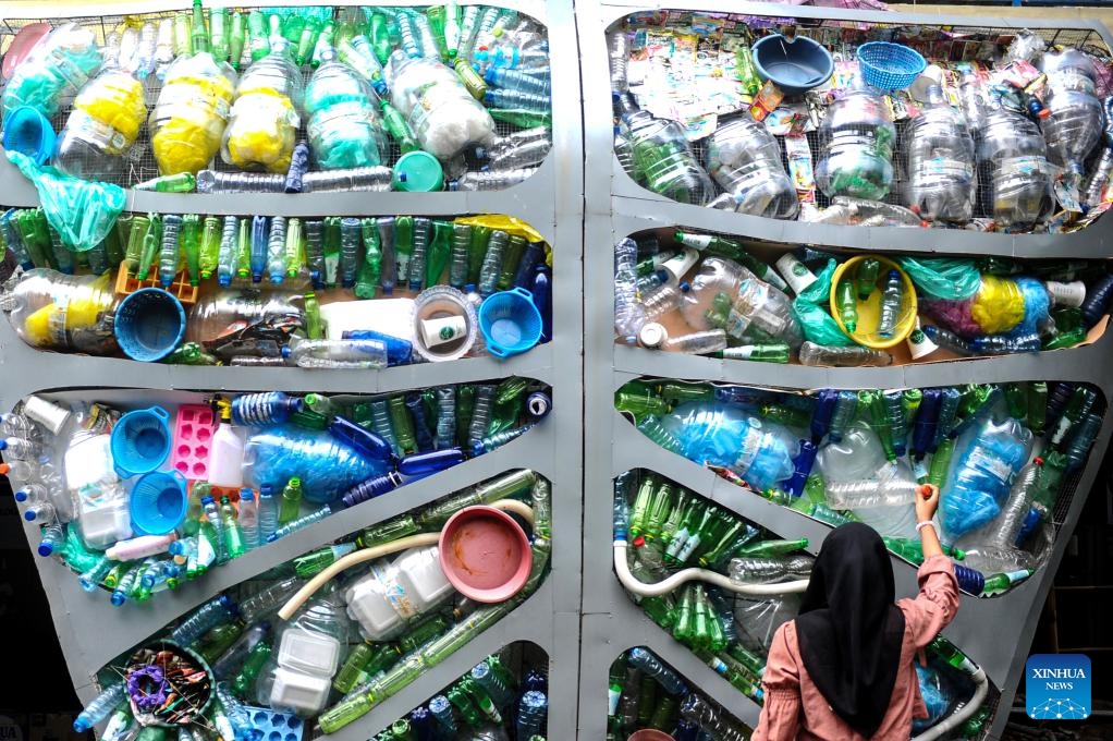 A woman installs plastic garbage to an art installation in Gresik Regency, East Java, Indonesia, March 19, 2025. (Photo: Xinhua)