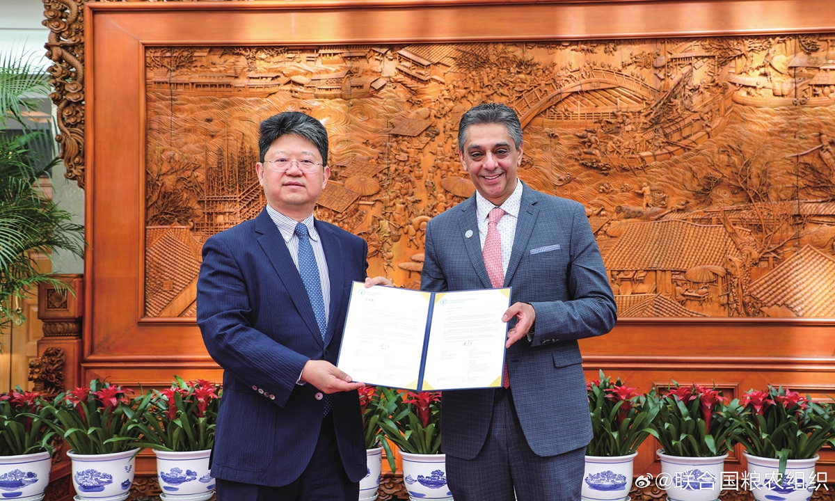 Carlos Aldeco, FAO Representation in China (right) presents credential to Bai Tian, director-general of the Department of International Economic Affairs, Ministry of Foreign Affairs of the People's Republic of China on March 18, 2025. Photo: Courtesy of FAO Representation in China 