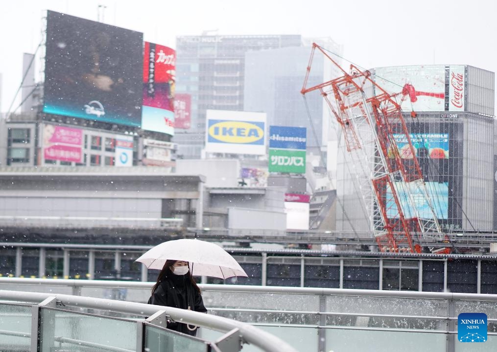 A pedestrian walks in the snow near the Shibuya Station in Tokyo, Japan, March 19, 2025. Affected by cold air, Tokyo ushered in heavy snow on Wednesday. (Photo: Xinhua)