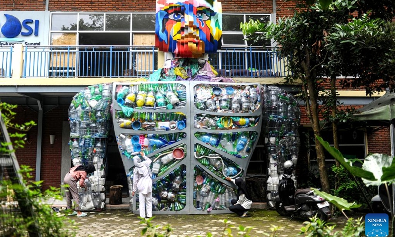 People install plastic garbage to an art installation in Gresik Regency, East Java, Indonesia, March 19, 2025. (Photo: Xinhua)
